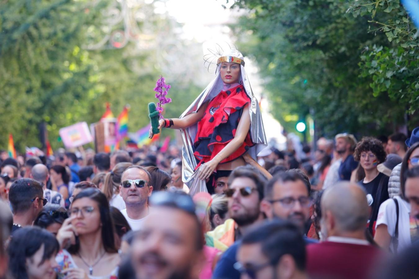 La demora en el corte del tráfico retrasa la celebración, pero más de mil personas recorren las calles para celebrar los derechos LGTBI