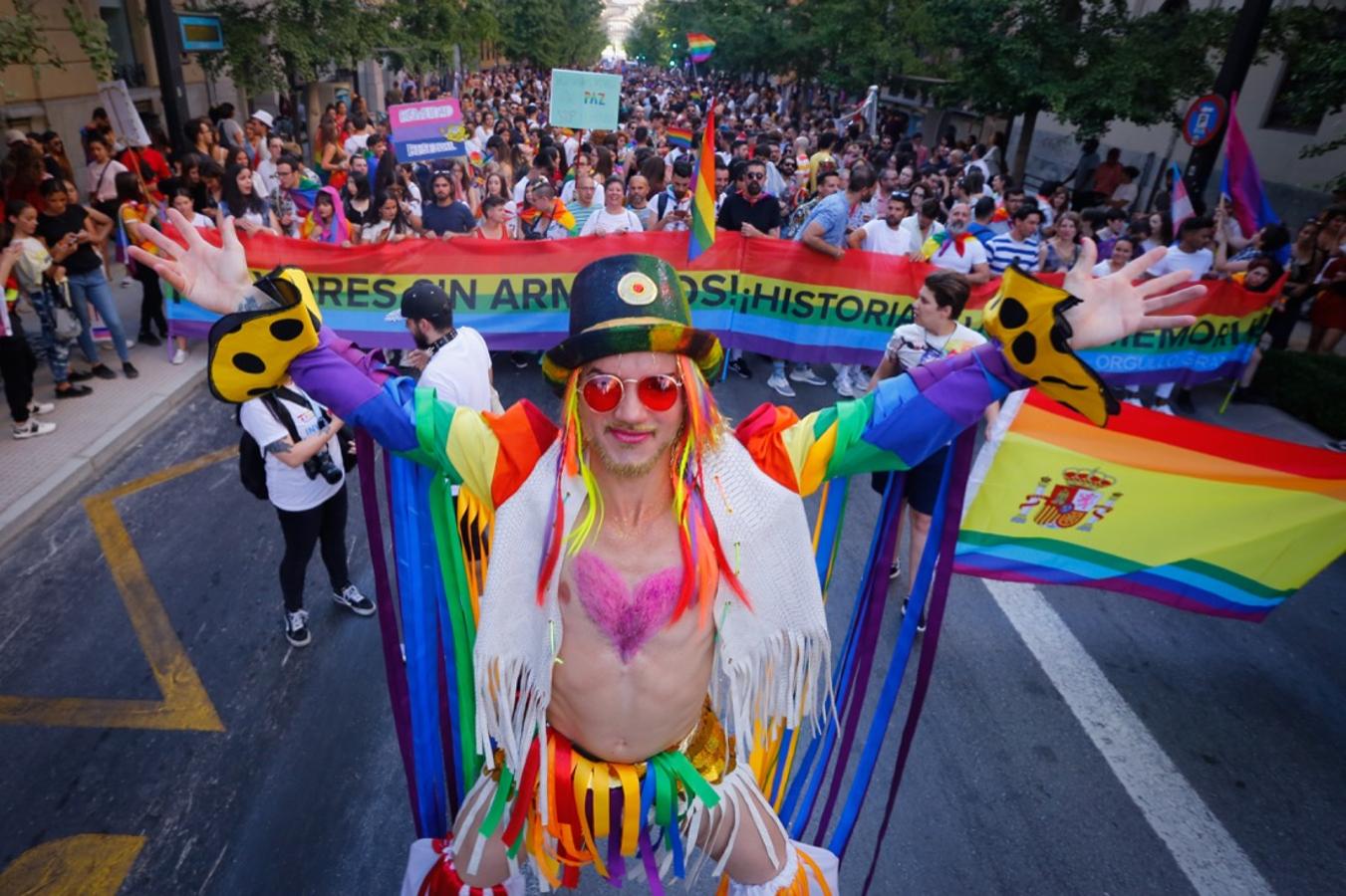 La demora en el corte del tráfico retrasa la celebración, pero más de mil personas recorren las calles para celebrar los derechos LGTBI