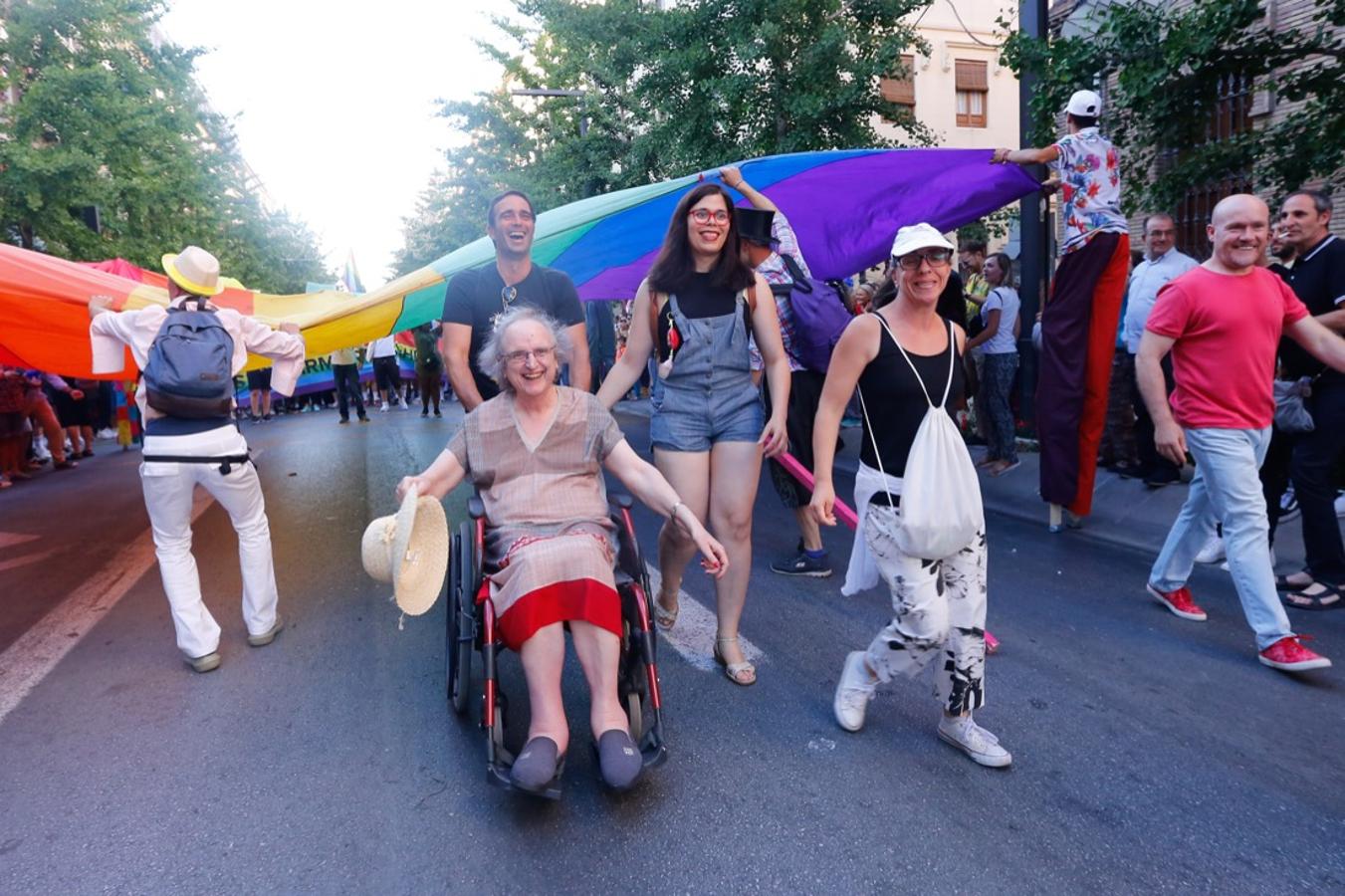 La demora en el corte del tráfico retrasa la celebración, pero más de mil personas recorren las calles para celebrar los derechos LGTBI