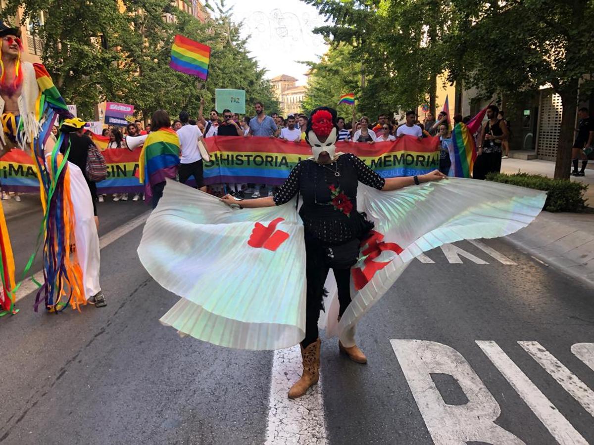 La demora en el corte del tráfico retrasa la celebración, pero más de mil personas recorren las calles para celebrar los derechos LGTBI