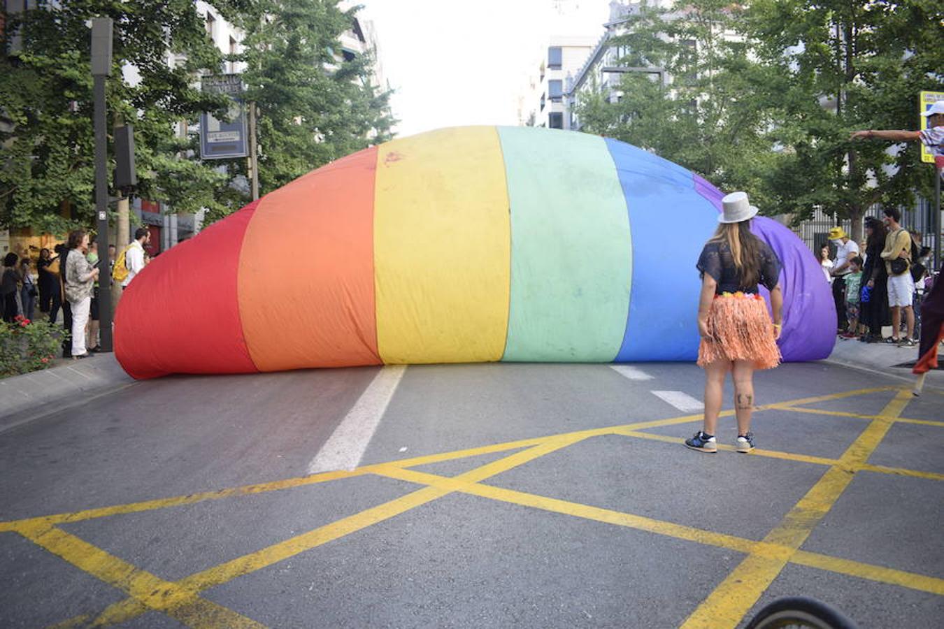 La demora en el corte del tráfico retrasa la celebración, pero más de mil personas recorren las calles para celebrar los derechos LGTBI