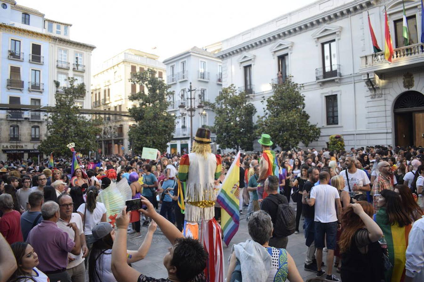 La demora en el corte del tráfico retrasa la celebración, pero más de mil personas recorren las calles para celebrar los derechos LGTBI