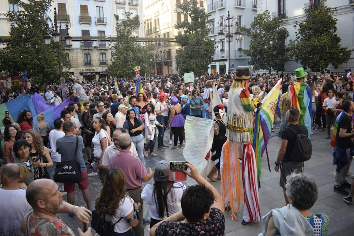 La demora en el corte del tráfico retrasa la celebración, pero más de mil personas recorren las calles para celebrar los derechos LGTBI