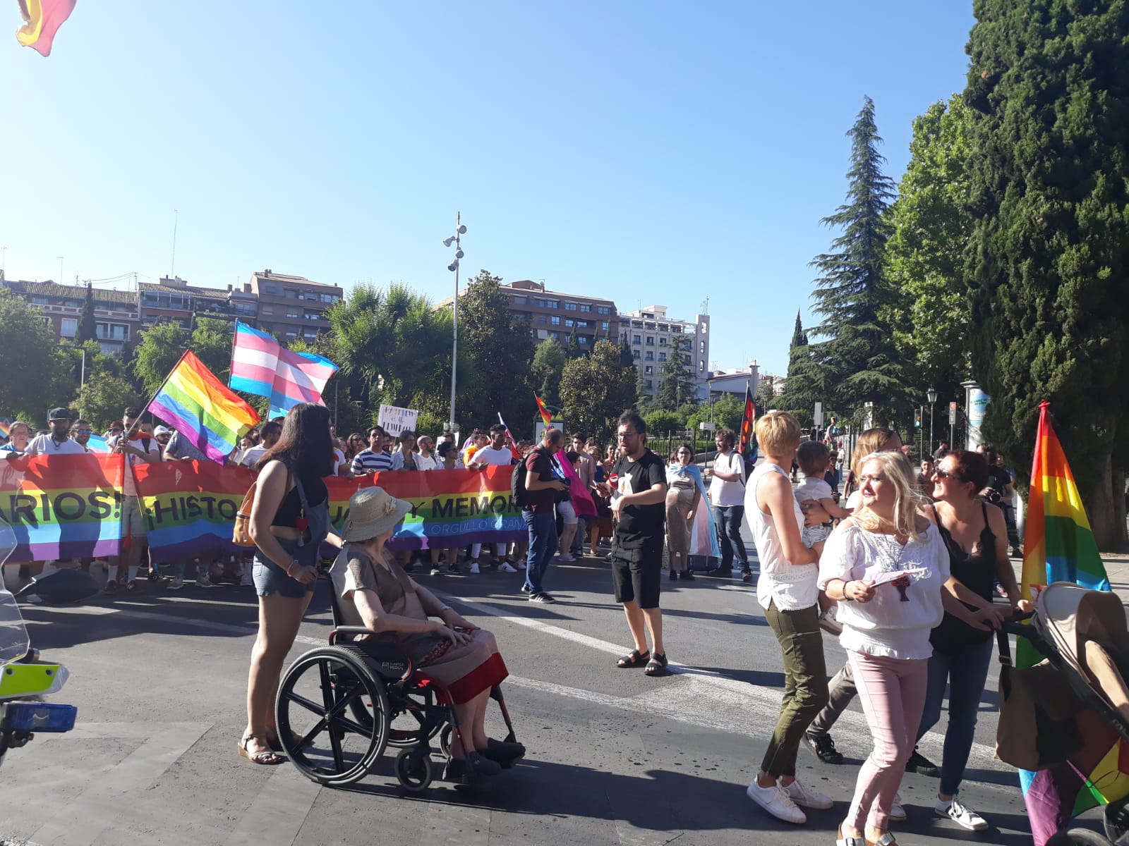 La demora en el corte del tráfico retrasa la celebración, pero más de mil personas recorren las calles para celebrar los derechos LGTBI