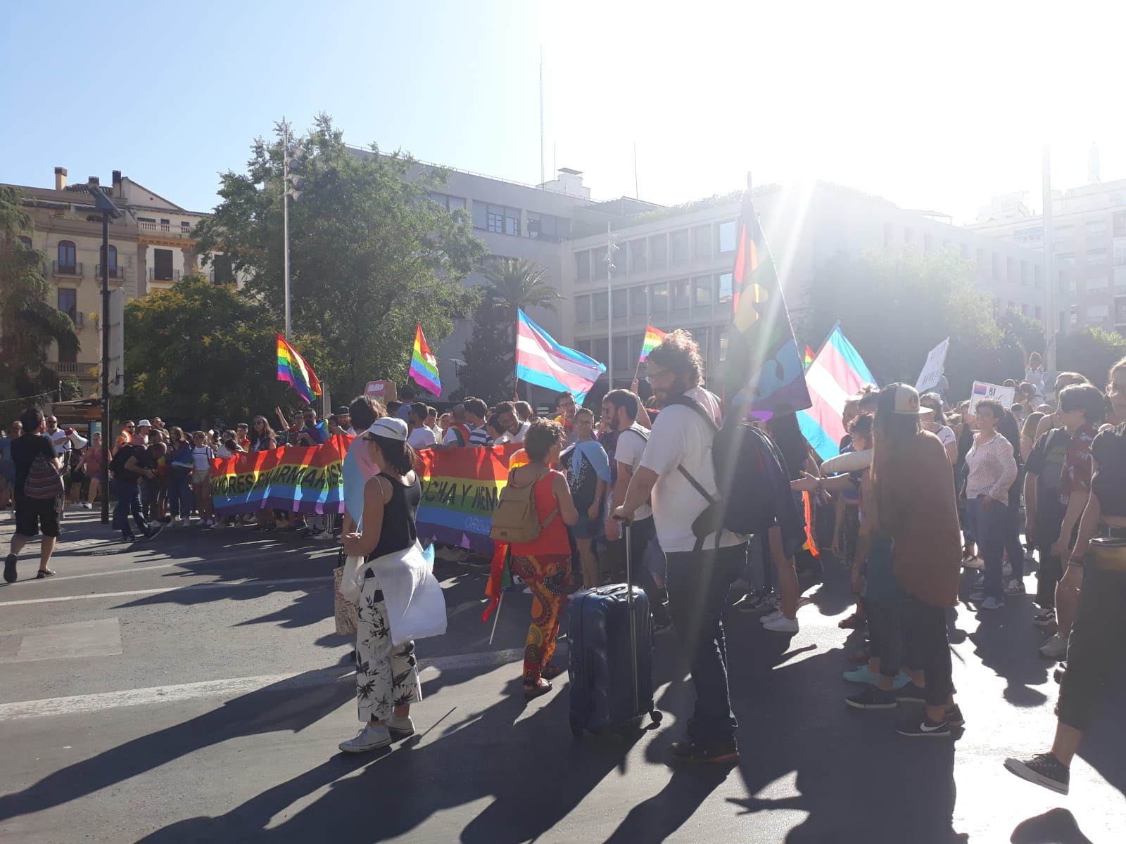 La demora en el corte del tráfico retrasa la celebración, pero más de mil personas recorren las calles para celebrar los derechos LGTBI