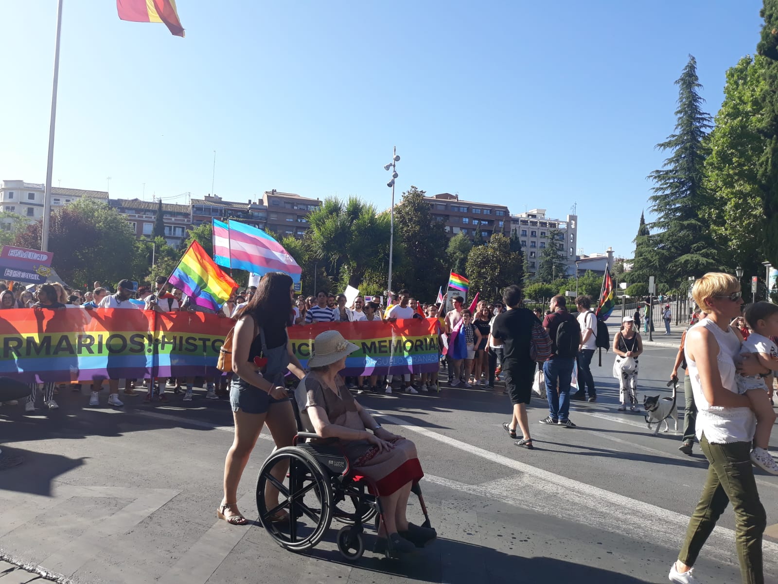 La demora en el corte del tráfico retrasa la celebración, pero más de mil personas recorren las calles para celebrar los derechos LGTBI