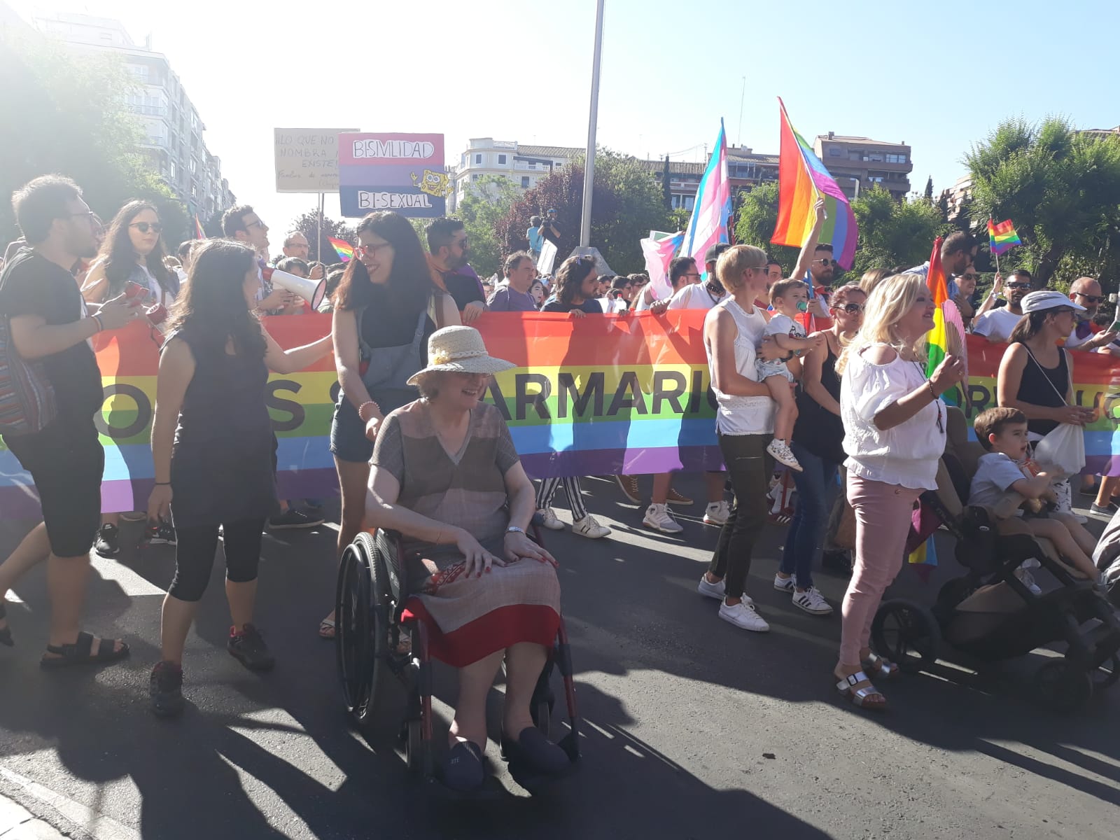 La demora en el corte del tráfico retrasa la celebración, pero más de mil personas recorren las calles para celebrar los derechos LGTBI