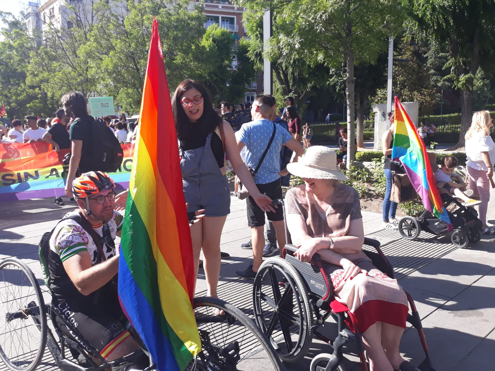 La demora en el corte del tráfico retrasa la celebración, pero más de mil personas recorren las calles para celebrar los derechos LGTBI