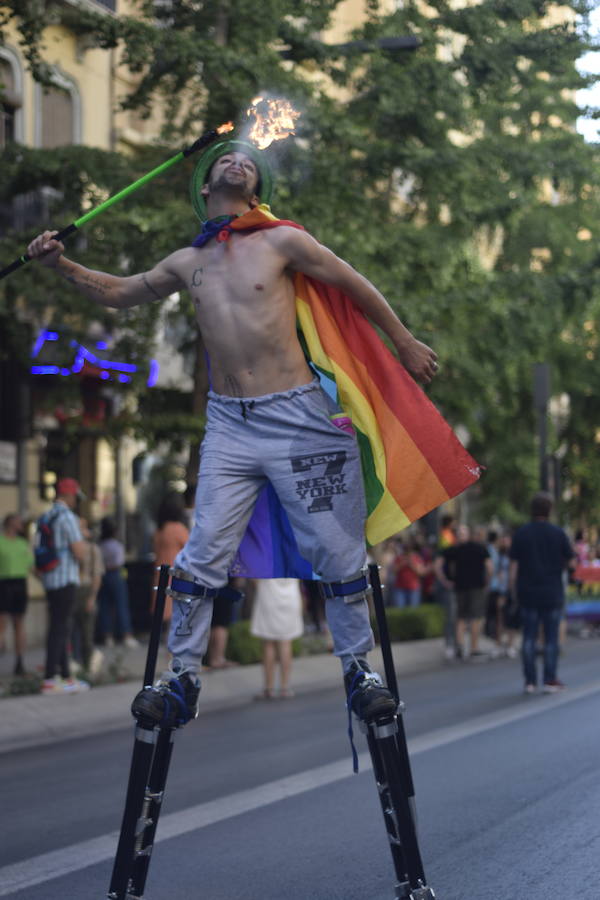 La demora en el corte del tráfico retrasa la celebración, pero más de mil personas recorren las calles para celebrar los derechos LGTBI