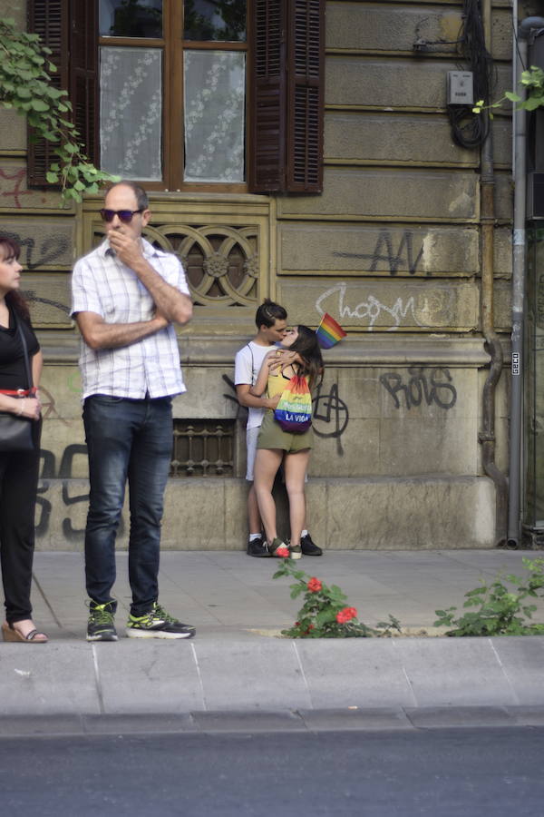 La demora en el corte del tráfico retrasa la celebración, pero más de mil personas recorren las calles para celebrar los derechos LGTBI