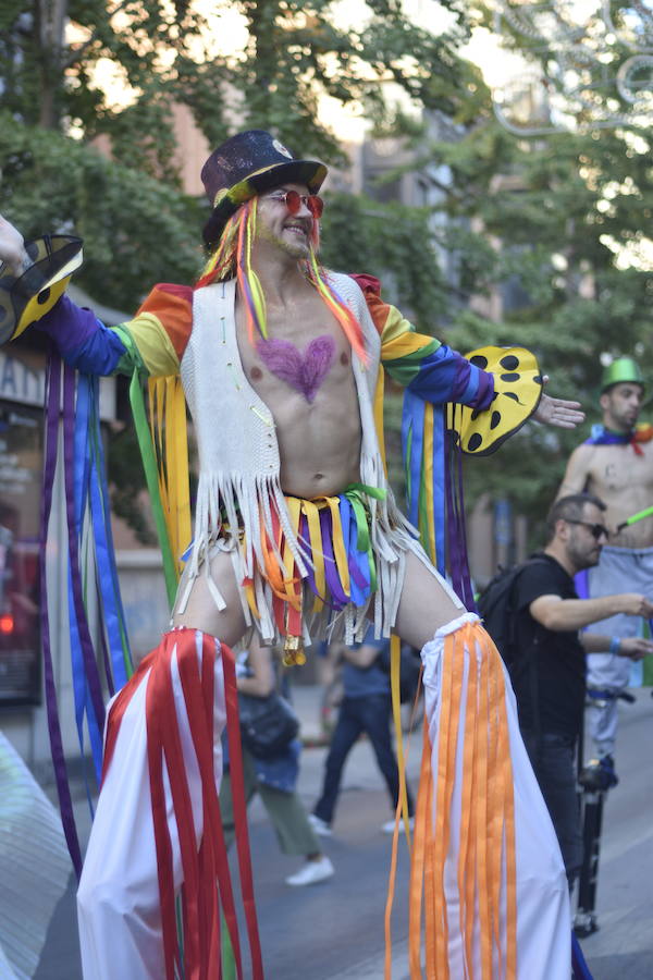 La demora en el corte del tráfico retrasa la celebración, pero más de mil personas recorren las calles para celebrar los derechos LGTBI