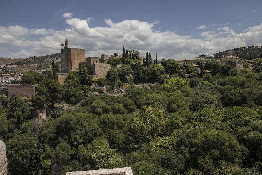 Las Torres Bermejas, también conocidas como el Castillo del Mauror, han formado parte de la historia de Granada y de la Alhambra. Su principal función, para lo que fue concebida, fue para la vigilancia de la ciudad. Una función que, posteriormente, tras la conquista de la ciudad por los Reyes Católicos, se compatibilizó con la militar. También ha tenido uso residencial y como horno cerámico.