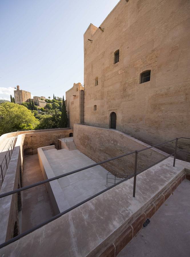 Las Torres Bermejas, también conocidas como el Castillo del Mauror, han formado parte de la historia de Granada y de la Alhambra. Su principal función, para lo que fue concebida, fue para la vigilancia de la ciudad. Una función que, posteriormente, tras la conquista de la ciudad por los Reyes Católicos, se compatibilizó con la militar. También ha tenido uso residencial y como horno cerámico.