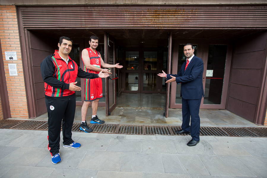 Pablo Pin, a la izquierda, y Óscar Fernández invitan al aficionado a entrar al Palacio.