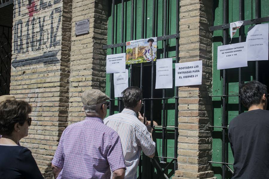 Aficionados recabando información.