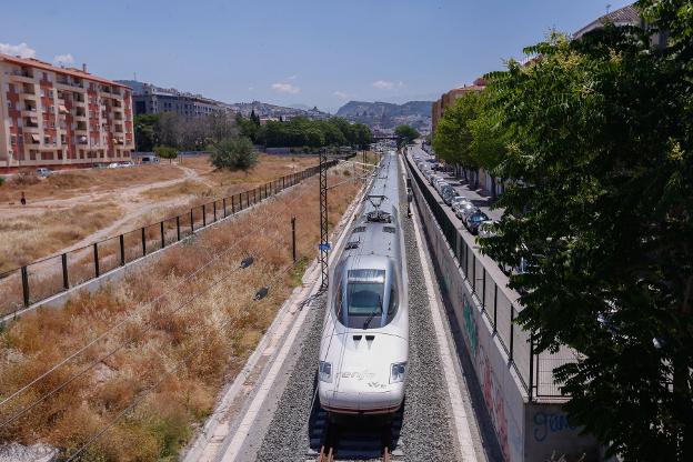 Un tren en pruebas camino de la estación de Andaluces atraviesa el barrio de la Chana. 