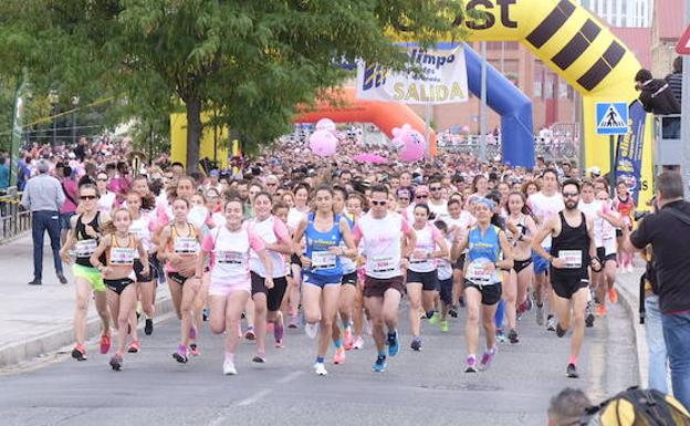 Imagen principal - Miles de personas han madrugado para correr contra el cáncer de mama. 