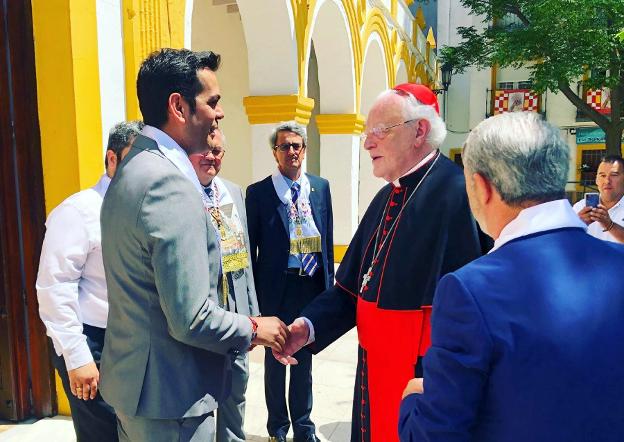 Saludo del cardenal y el alcalde santistebeño. 