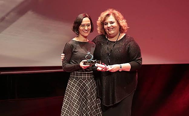 Nines Carrascal (izquierda) recoge el premo concedido a Gema Matarranz de Histrión Teatro.