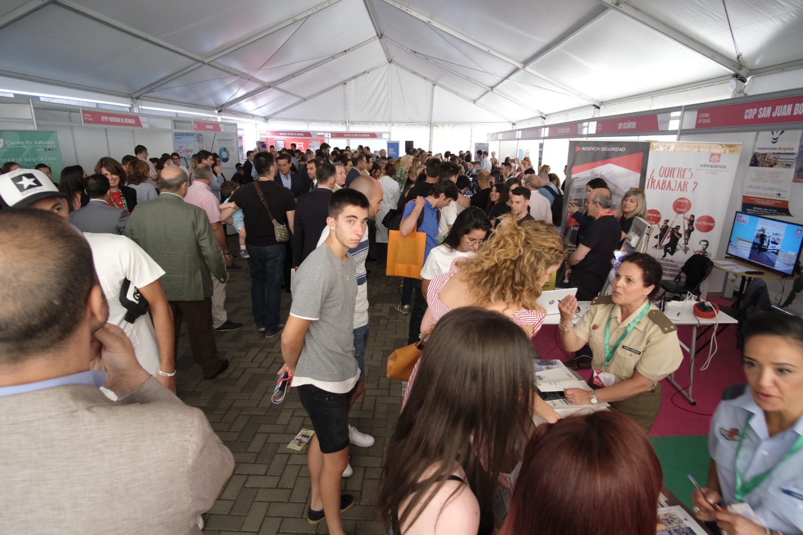 El consejero de Educación y Deporte y la consejera de Empleo, Formación y Trabajo Autónomo inauguran esta Feria en la que participan 500 estudiantes de 4º de ESO