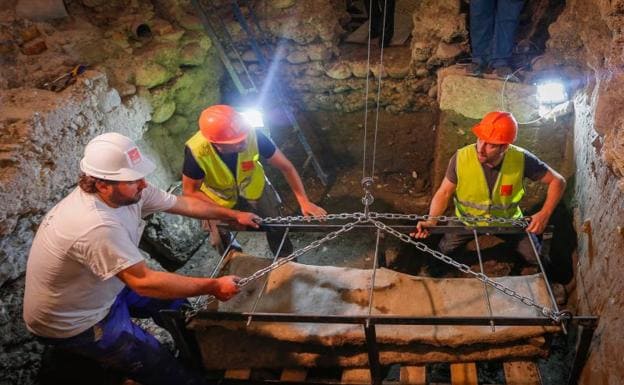 Un equipo de técnicos y arqueólogos transporta un féretro al Museo Arqueológico de Granada