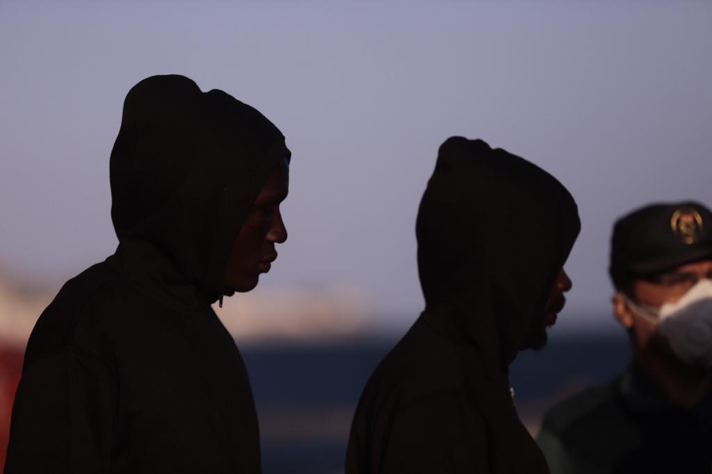 Otros cinco inmigrantes han sido evacuados en helicóptero a Almería