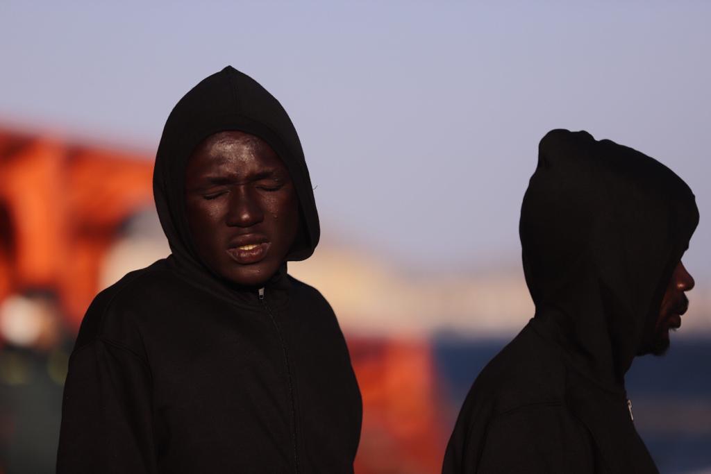Otros cinco inmigrantes han sido evacuados en helicóptero a Almería