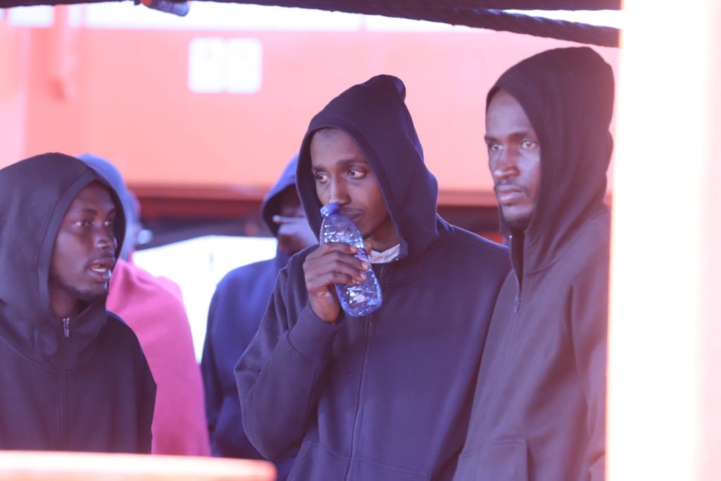 Otros cinco inmigrantes han sido evacuados en helicóptero a Almería