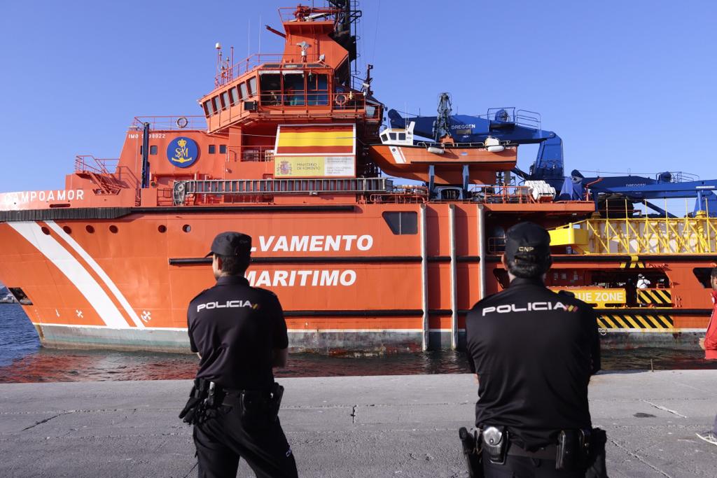 Otros cinco inmigrantes han sido evacuados en helicóptero a Almería