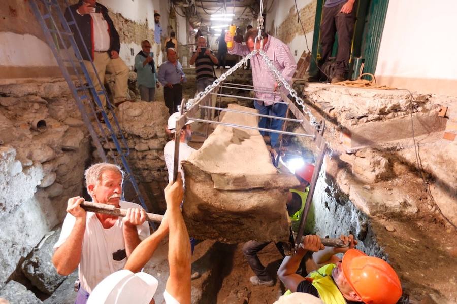 El sarcófago encontrado en las obras se traslada al Museo Arqueológico para proceder a su apertura y su estudio.