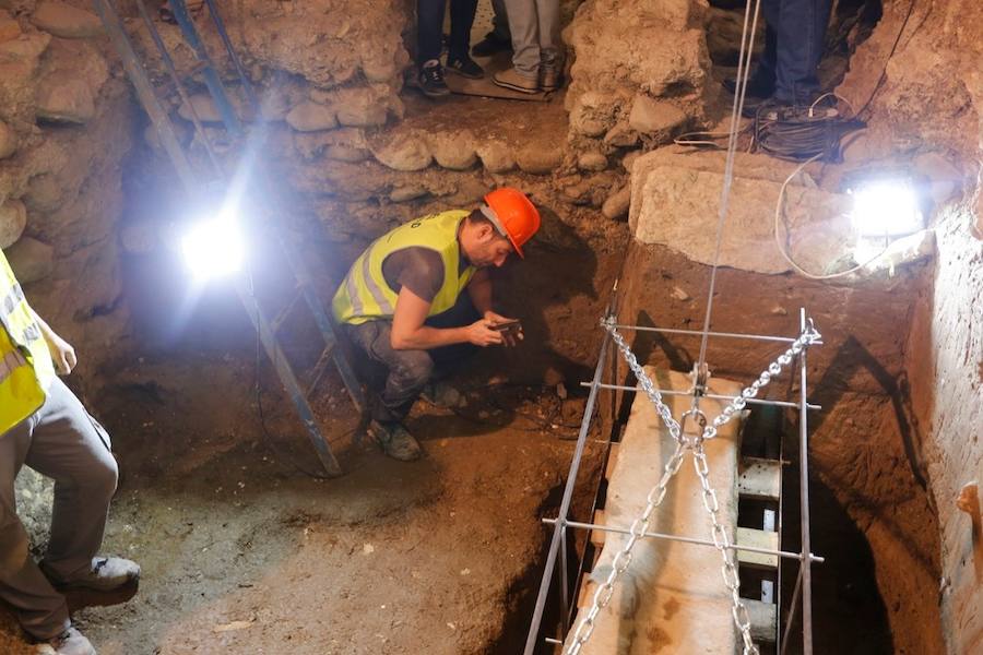 El sarcófago encontrado en las obras se traslada al Museo Arqueológico para proceder a su apertura y su estudio.