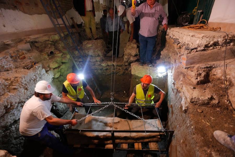 El sarcófago encontrado en las obras se traslada al Museo Arqueológico para proceder a su apertura y su estudio.