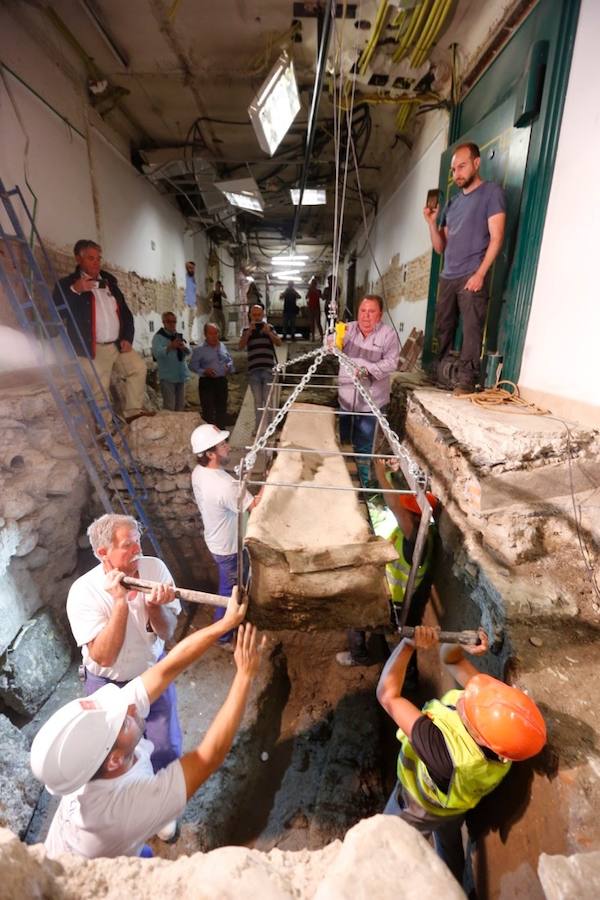 El sarcófago encontrado en las obras se traslada al Museo Arqueológico para proceder a su apertura y su estudio.