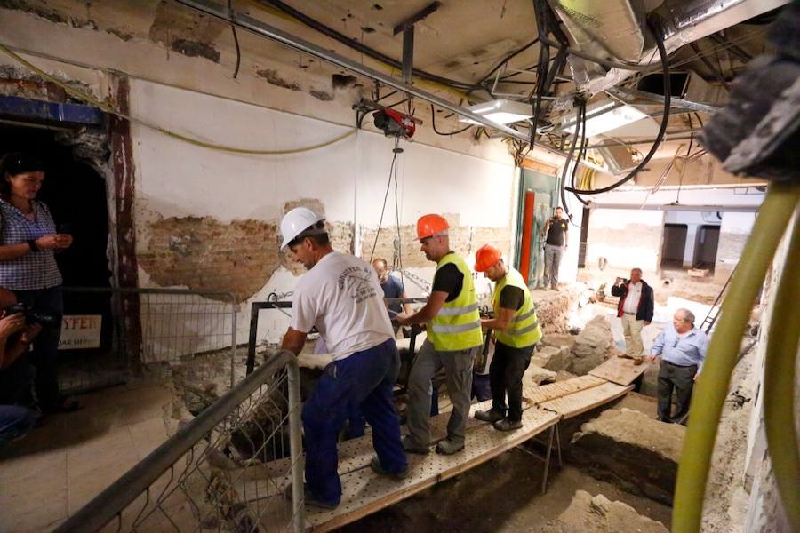 El sarcófago encontrado en las obras se traslada al Museo Arqueológico para proceder a su apertura y su estudio.