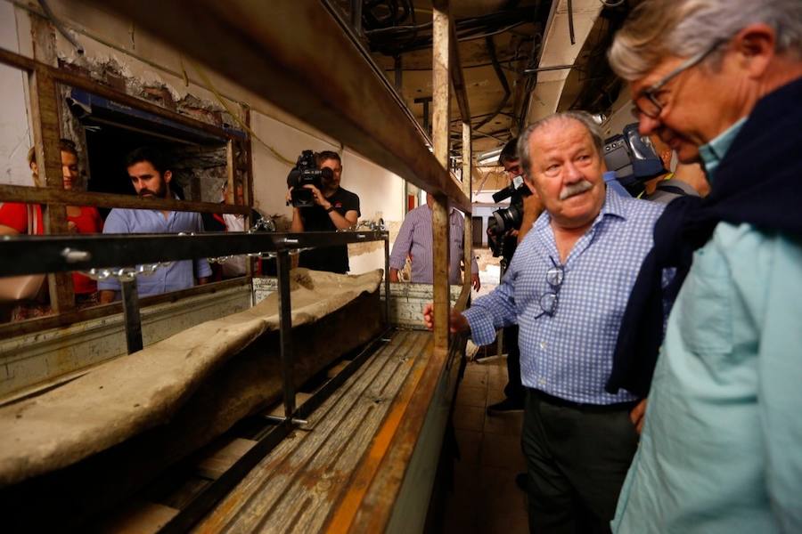 El sarcófago encontrado en las obras se traslada al Museo Arqueológico para proceder a su apertura y su estudio.