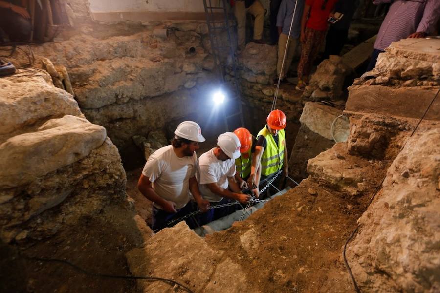 El sarcófago encontrado en las obras se traslada al Museo Arqueológico para proceder a su apertura y su estudio.
