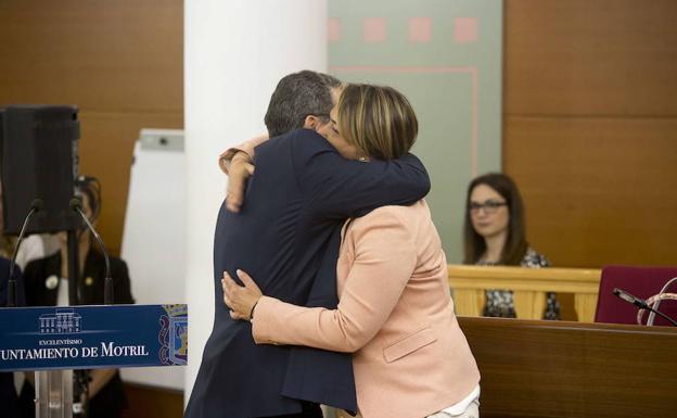 Luisa García Chamorro felicitando deportivamente a Escámez en el pleno de investidura de 2015, cuando el andalucista entró a formar parte en el gobierno socialista. Ahora volverán a gobernar juntos. 