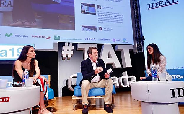 Belén Arrojo y Sofía del Prado junto a Iñaki Cano