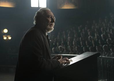 Imagen secundaria 1 - Eduard Fernández como Millán-Astray, Karra Elejalde en la piel de Unamuno en su célebre discurso en el Paraninfo de la Universidad de Salamanca y póster del filme.