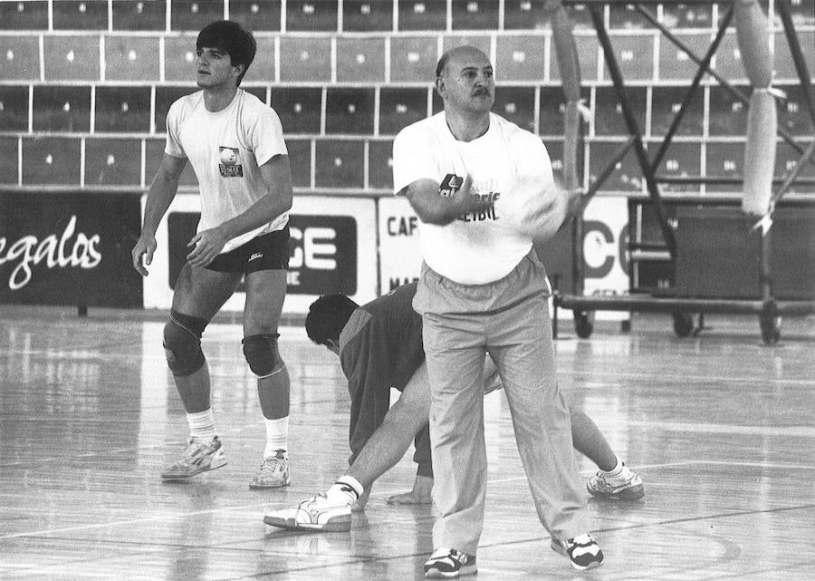 Imagen secundaria 1 - Arriba, el equipo almeriense en su mayor logro, el subcampeonato de Europa en Novi Sad. Abajo a la izquierda, Antonino Conti, el primer técnico en dirigir a Unicaja en Europa. A la derecha, Yu Yiqing, en el partido frente al Fortuna de Bonn, el primero europeo celebrado en Almería. 