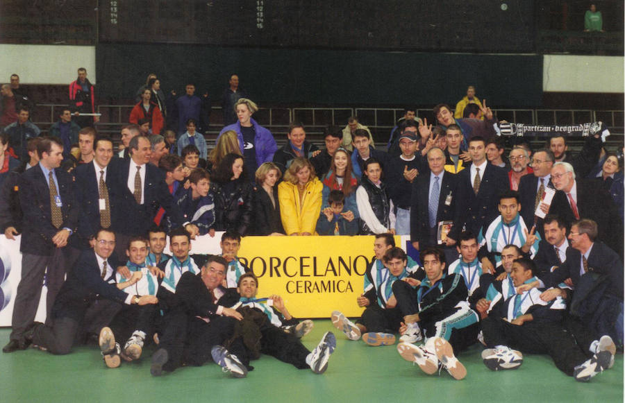 Imagen principal - Arriba, el equipo almeriense en su mayor logro, el subcampeonato de Europa en Novi Sad. Abajo a la izquierda, Antonino Conti, el primer técnico en dirigir a Unicaja en Europa. A la derecha, Yu Yiqing, en el partido frente al Fortuna de Bonn, el primero europeo celebrado en Almería. 