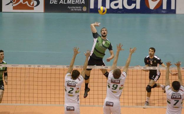 Menzel ataca en el último partido de Unicaja en Europa. 