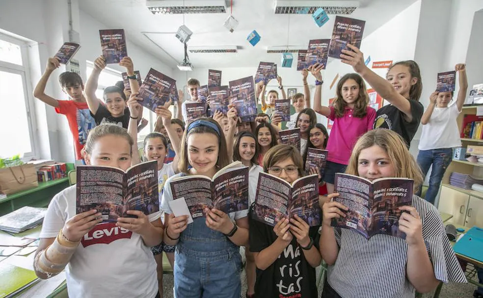 Elena Puerta, Ana Vallejo, Pablo Martín y Lidia Asensio, con el resto de alumnos de una de las clases de sexto de Maristas . 