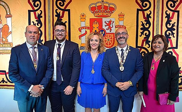 Salustiano Ureña y Manuel Montalvo firman el acuerdo.