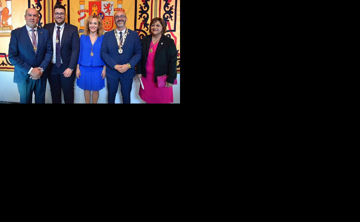 Salustiano Ureña investido junto a sus cuatro concejales. 