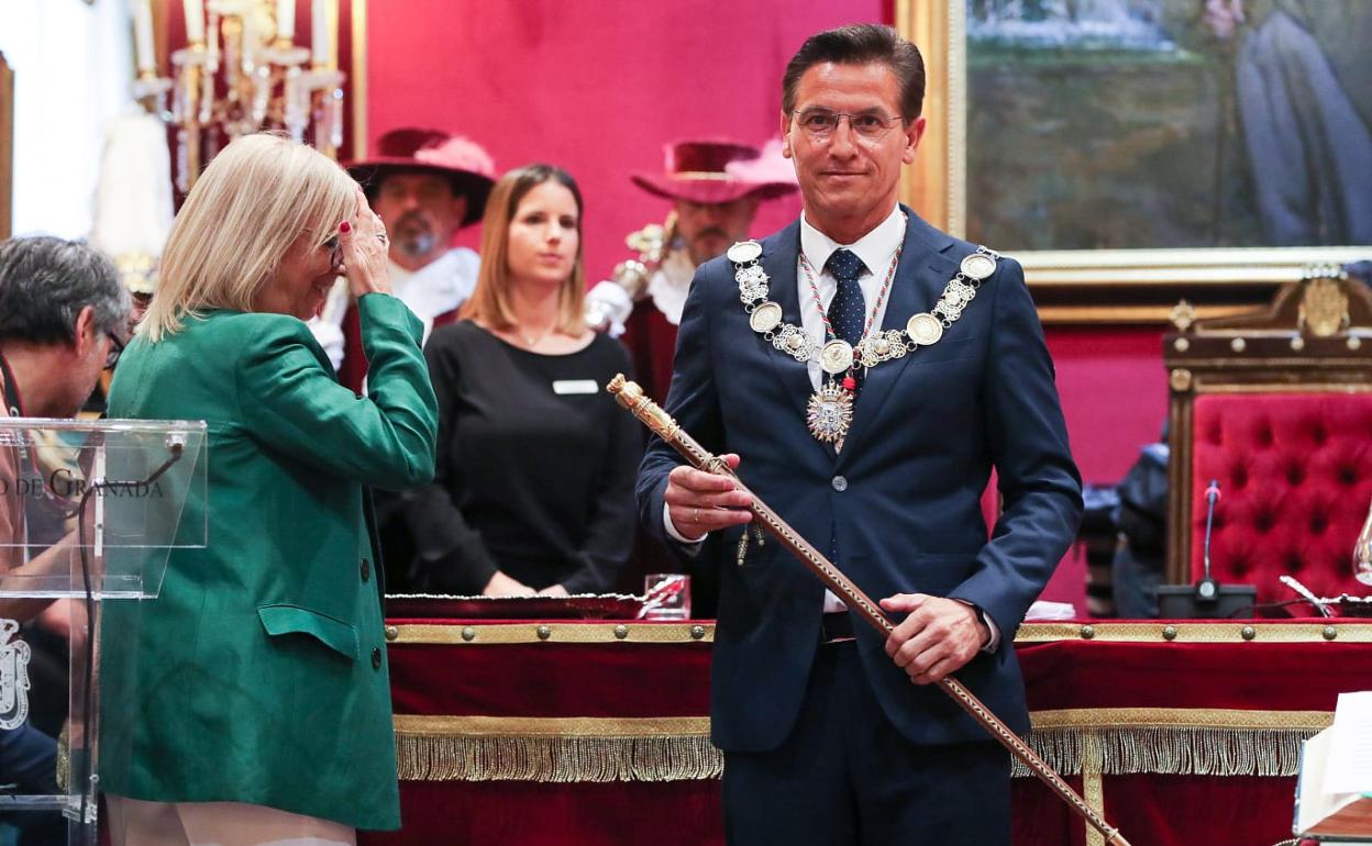 Salvador, con la vara de mando en el salón de plenos. 