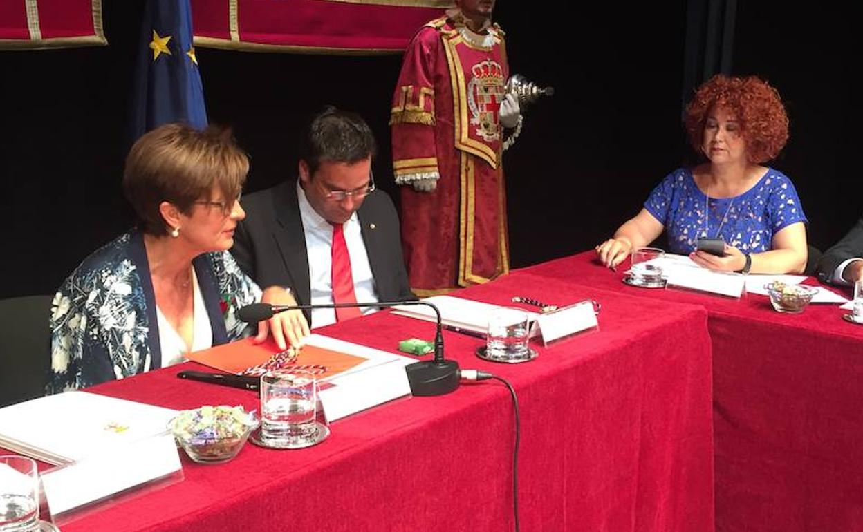 Adriana Valverde (izqda.), durante el pleno de investidura del Ayuntamiento de Almería