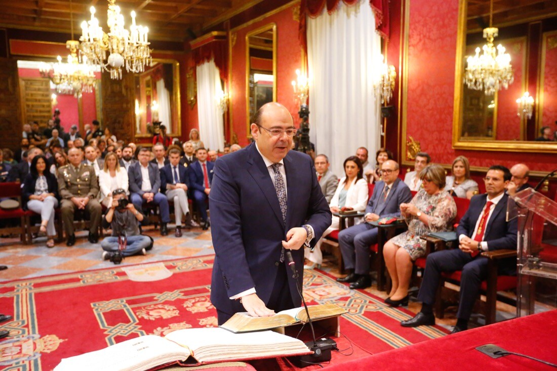 Todas las imágenes de todo lo que ha sucedido desde el salón de plenos de la Plaza el Carmen con la proclamación de Luis Salvador como alcalde