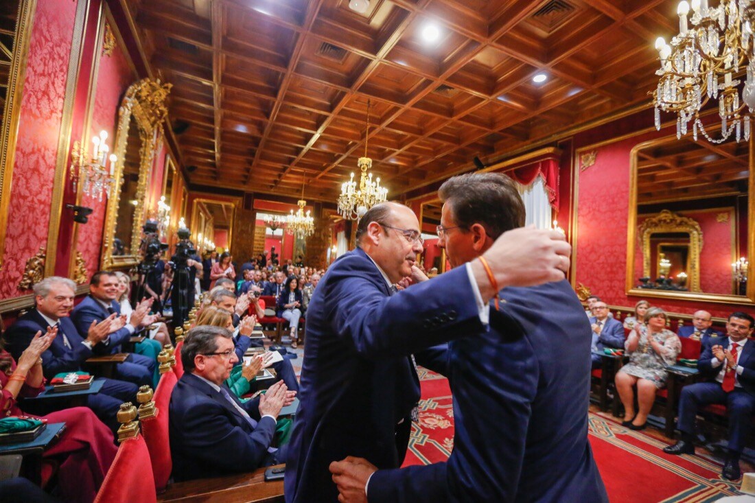 Todas las imágenes de todo lo que ha sucedido desde el salón de plenos de la Plaza el Carmen con la proclamación de Luis Salvador como alcalde