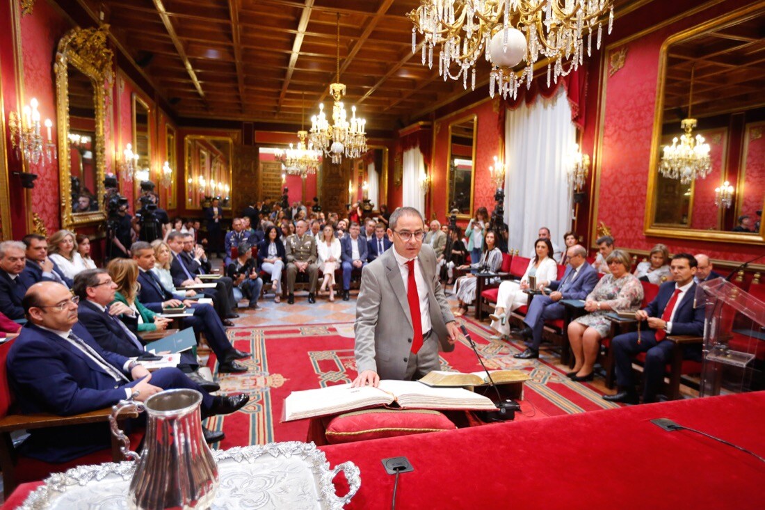 Todas las imágenes de todo lo que ha sucedido desde el salón de plenos de la Plaza el Carmen con la proclamación de Luis Salvador como alcalde